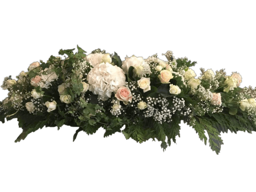 kistdekoration med rosa och vita rosor