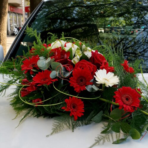 Detalj av bildekoration med röda rosor och germini