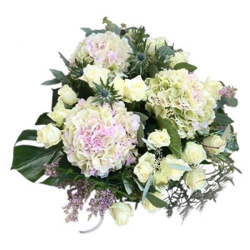 bukett av hortensia och vita rosor
