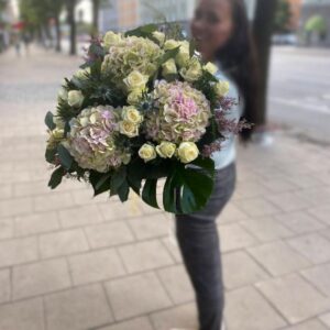 bukett av hortensia och vita rosor
