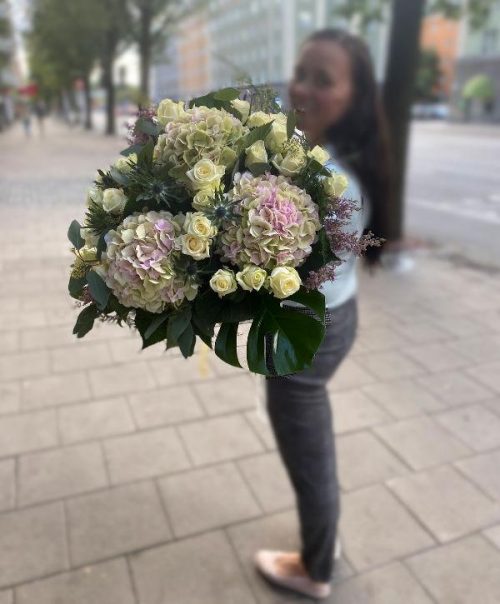 bukett av hortensia och vita rosor