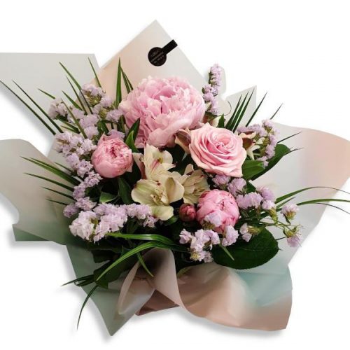 bukett med pioner och rosor