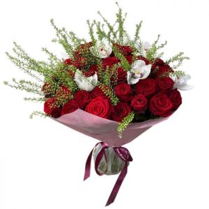 bukett av röda rosor och orchideer