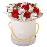 rosor med alstromeria i vit box